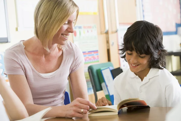 Ein Schüler Und Sein Lehrer Lesen Unterricht Ein Buch — Stockfoto