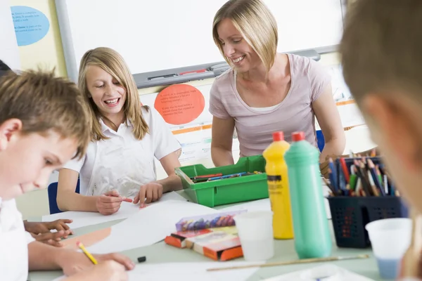 Crianças em idade escolar e seu professor em uma aula de arte — Fotografia de Stock