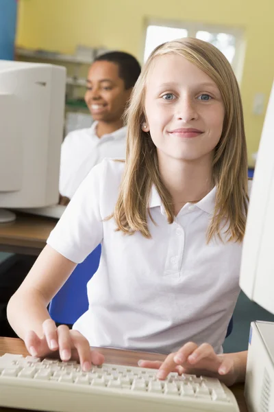 Школярка навчається перед шкільним комп'ютером — стокове фото