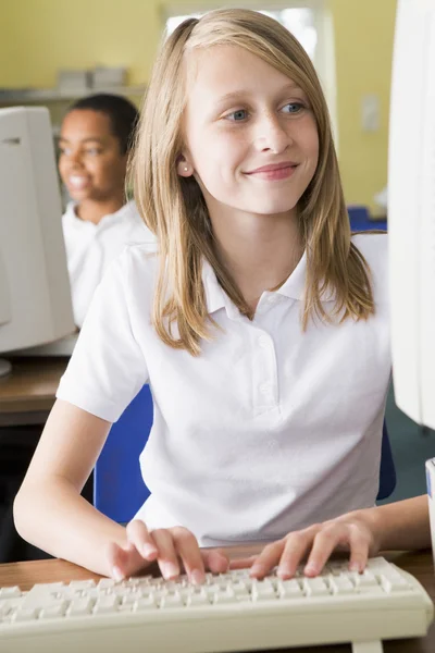 女学生在学校电脑前学习 — 图库照片