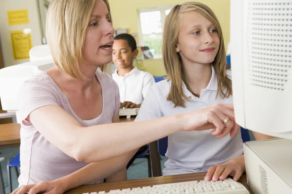 Öğretmen Okul Bilgisayar Önünde Okuyan Kız Öğrenci — Stok fotoğraf