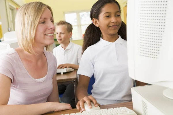 教師や学校のコンピューターの前に勉強の女子高生 — ストック写真