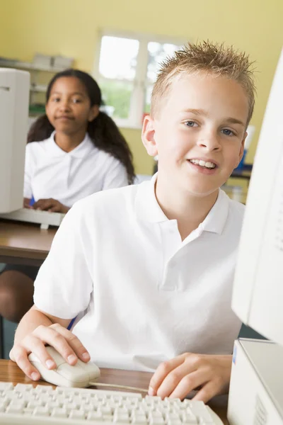 Школьник учится перед школьным компьютером — стоковое фото
