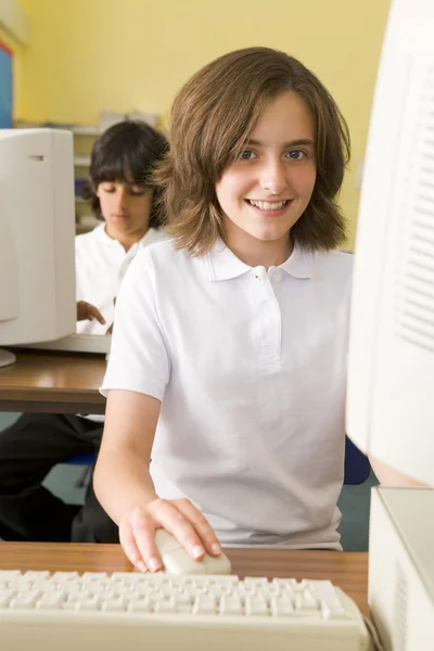 Schülerin Lernt Vor Dem Schulcomputer — Stockfoto
