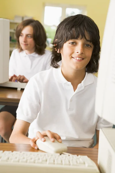 Schooljongen Studeren Voor Een School Computer — Stockfoto