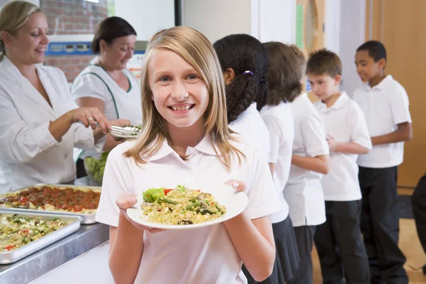 Liseli Kızlar Okul Kafeteryasında Yemek Tabağı Holding — Stok fotoğraf