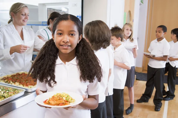 Школярка Тримає Тарілку Обіду Шкільних Кафетеріях — стокове фото