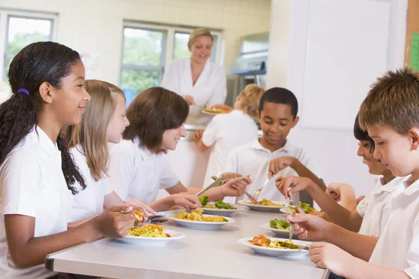 Crianças Idade Escolar Desfrutando Seu Almoço Uma Lanchonete Escolar — Fotografia de Stock