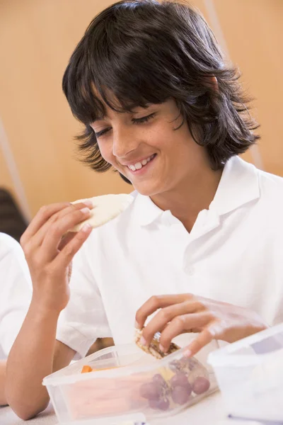 Schuljunge Genießt Sein Mittagessen Der Schulmensa — Stockfoto