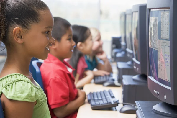 幼儿园的小朋友们学习如何使用计算机 — 图库照片