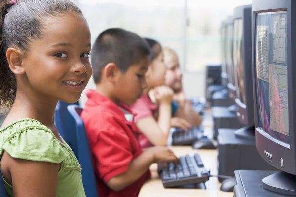 Děti Školce Učí Jak Používat Počítače — Stockfoto
