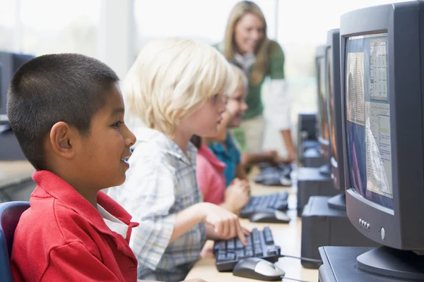 Bambini della scuola materna che imparano a usare i computer . — Foto Stock