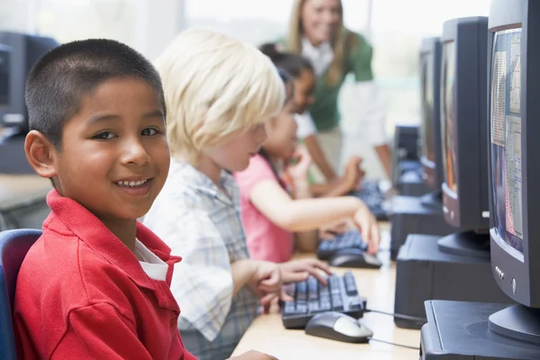 Kindergarten Children Learning How Use Computers — Stockfoto