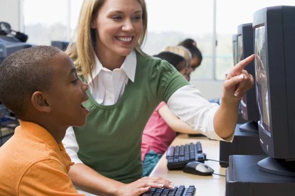 Professor Ajudando Crianças Jardim Infância Aprender Usar Computadores — Fotografia de Stock