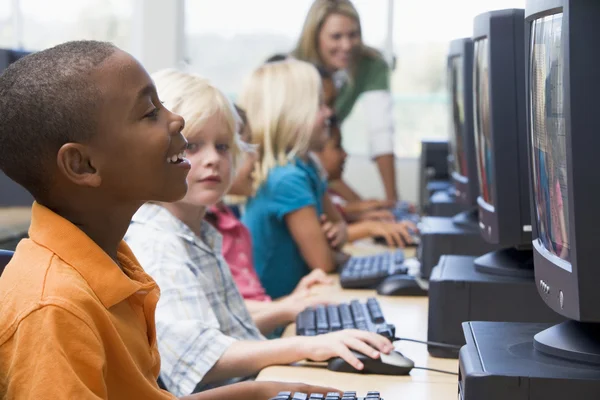 Děti ve školce učí, jak používat počítače. — Stockfoto