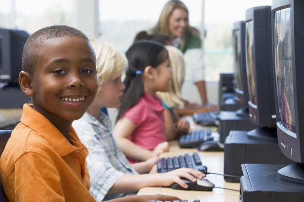 Děti Školce Učí Jak Používat Počítače — Stockfoto
