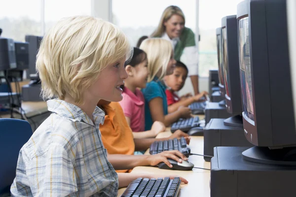 Przedszkola Dzieci Uczą Się Jak Korzystać Komputerów — Zdjęcie stockowe