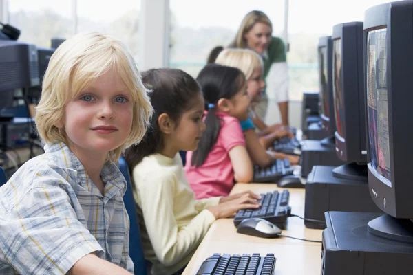 Niños Jardín Infantes Que Aprenden Usar Computadoras —  Fotos de Stock