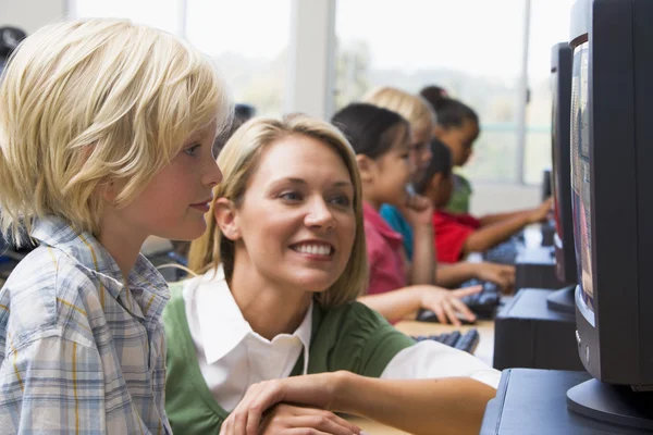 Leraar Helpen Kleuterschool Kinderen Leren Hoe Computers Gebruiken — Stockfoto