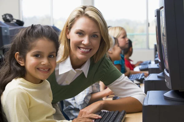 Professor Ajudando Crianças Jardim Infância Aprender Usar Computadores — Fotografia de Stock