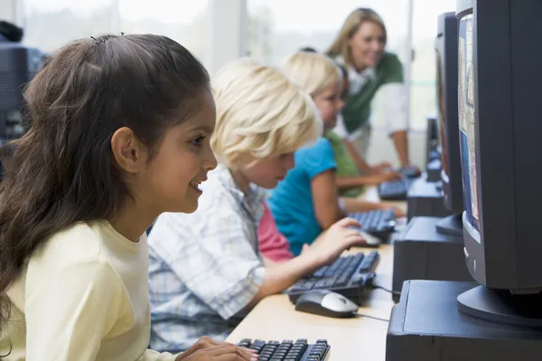 Kvinnliga elev i grundskolan datorn klass — Stockfoto