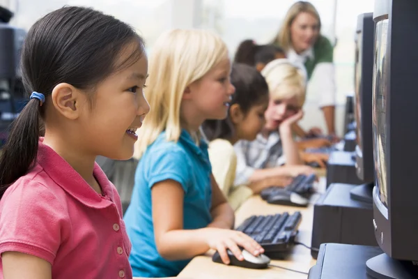 Anaokulu Çocuk bilgisayar kullanmayı öğrenme. — Stok fotoğraf