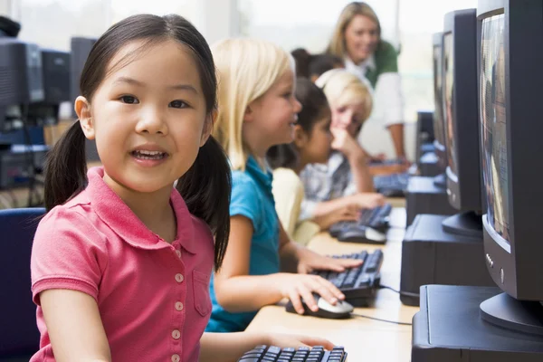 Μαθαίνοντας Πώς Χρησιμοποιούν Τους Υπολογιστές Για Παιδιά Του Νηπιαγωγείου — Φωτογραφία Αρχείου