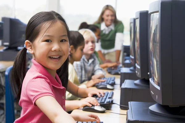 Bambini Della Scuola Materna Che Imparano Usare Computer — Foto Stock