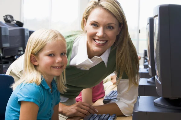 Lärare Som Hjälper Dagisbarn Att Lära Sig Att Använda Datorer — Stockfoto