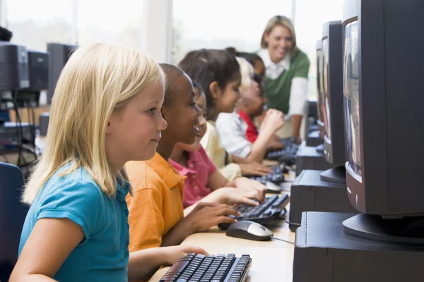 Crianças do jardim de infância aprendendo a usar computadores . — Fotografia de Stock