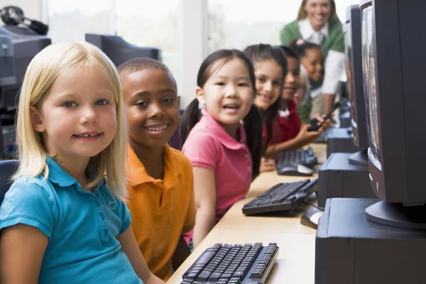 Anaokulu Çocuk Bilgisayar Kullanmayı Öğrenme — Stok fotoğraf