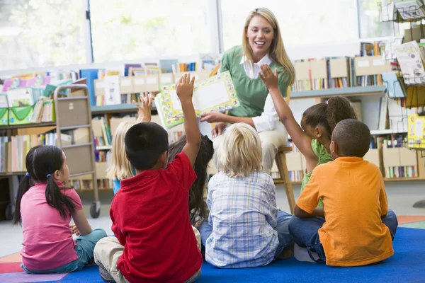 Nauczyciel Przedszkola Czytania Dzieciom Bibliotece — Zdjęcie stockowe