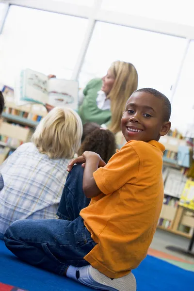 Insegnante Asilo Che Legge Bambini Biblioteca Ragazzo Cerca — Foto Stock