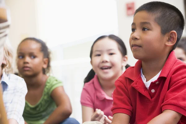 Crianças do jardim de infância em sala de aula — Fotografia de Stock