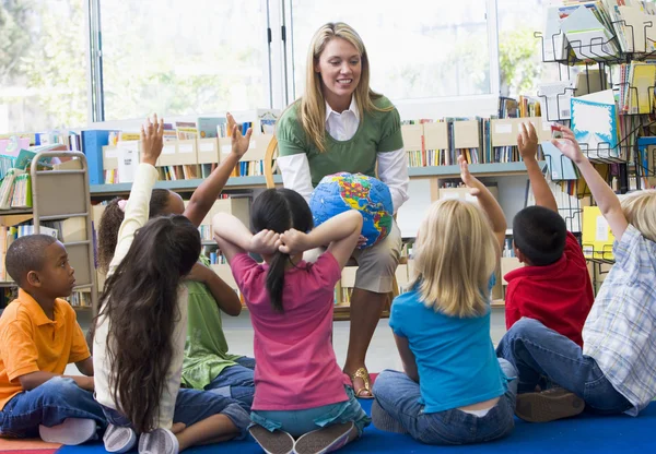 Kindergärtnerin Und Kinder Mit Erhobenen Händen Bibliothek — Stockfoto
