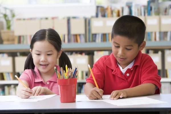 Masada Oturan Sınıfta Yazma Anaokulu Çocuk — Stok fotoğraf