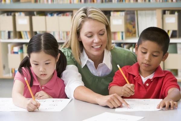Profesor Kindergarten Ayudando Estudiantes Con Habilidades Escritura — Foto de Stock