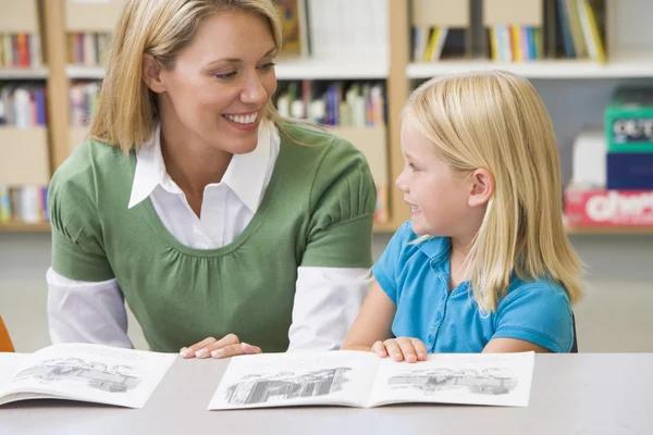 Insegnante di scuola materna aiutare lo studente con abilità di lettura — Foto Stock