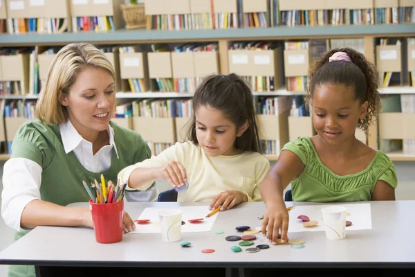 Professora de jardim de infância sentada com alunos em aula de arte — Fotografia de Stock