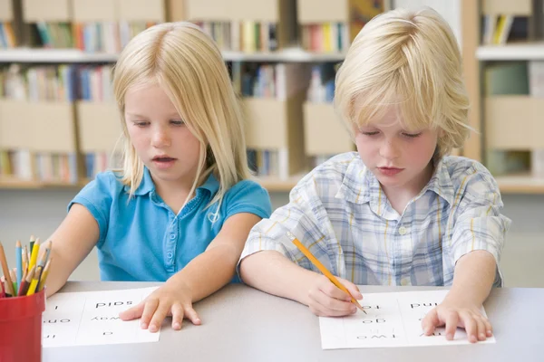 Kleuterschool kinderen leren om te schrijven — Stockfoto