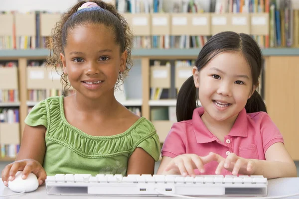 Crianças do jardim de infância usando computador — Fotografia de Stock