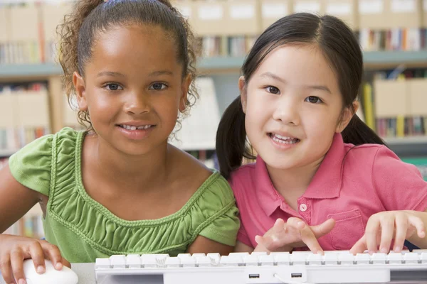 Kleuterschool kinderen met behulp van computer — Stockfoto
