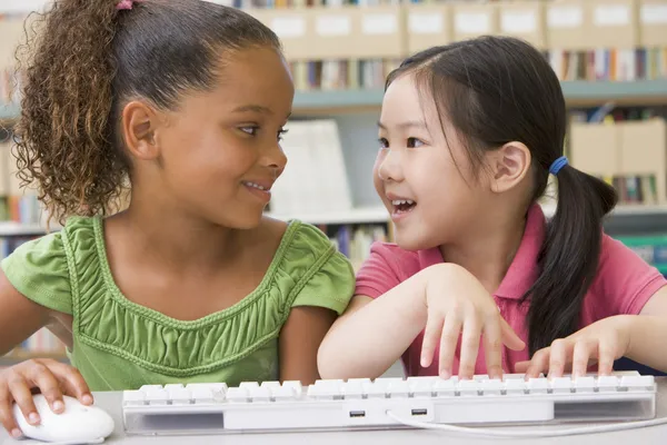 Enfants de la maternelle utilisant un ordinateur — Photo
