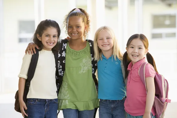 Drie Kleuterschool Meisjes Permanent Samen — Stockfoto