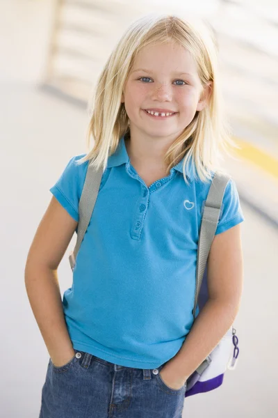 バックパックを持つ幼稚園少女の肖像画 — ストック写真