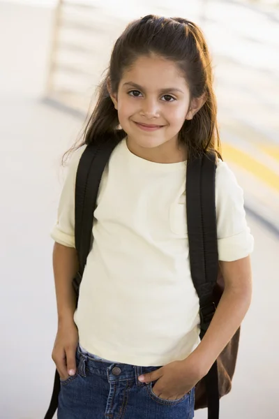 幼儿园女孩背着背包的肖像 — 图库照片