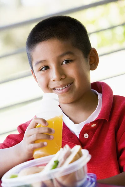 Мальчик обедает в детском саду — стоковое фото