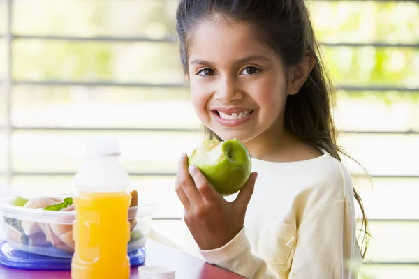 Dziewczynka Jedzenie Obiad Przedszkolu — Zdjęcie stockowe