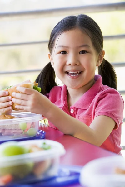 Dziewczynka jedzenie obiad w przedszkolu — Zdjęcie stockowe