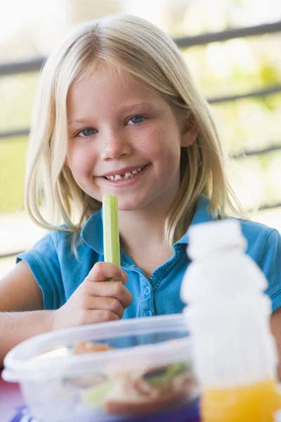 Κορίτσι Τρώει Μεσημεριανό Γεύμα Στο Νηπιαγωγείο — Φωτογραφία Αρχείου